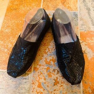 🎶Fancy Cute Toms Black Snake Print Embossed Flats!
